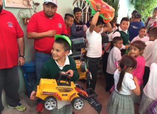 Intercambia Tebam juguetes por sonrisas, en la comunidad de Etúcuaro