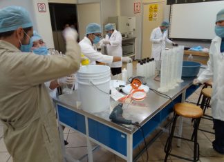 Estudiantes producen gel antibacterial para distribuir en todo el Michoacán
