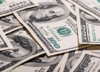 Peso retrocede pese a colocación del Banxico; dólar cierra en 24.78 unidades