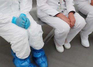 Entre burlas lanzan huevo a enfermero del IMSS por tratar a enfermos de Coronavirus Entre burlas lanzan huevo a enfermero del IMSS por tratar a enfermos de Coronavirus