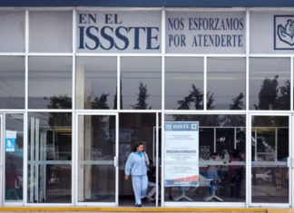 Funcionario público con coronavirus escupe y tose en los pasillos de hospital al no recibir trato preferencial Funcionario público con coronavirus escupe y tose en los pasillos de hospital al no recibir trato preferencial