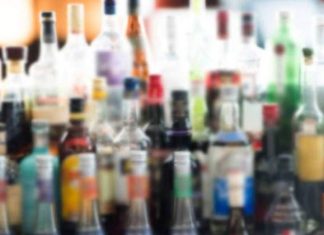 Continúan muertes por ingerir alcohol adulterado en Jalisco