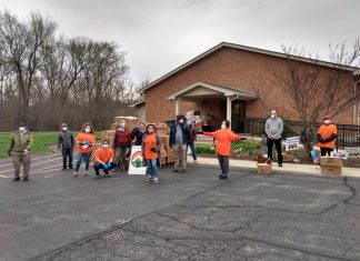 Entregan apoyo de alimentos a migrantes que residen en EU