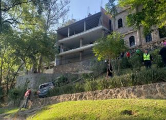 VIDEO/ Cae vehículo desde un segundo piso a las escaleras de Santa María