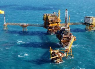 Exportaciones caen 41% en abril; pega el precio bajo del petróleo