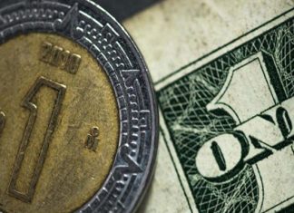 El peso mexicano alcanza su mejor nivel del mes; ya se ubica debajo de los 24 por dólar