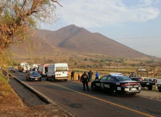 Se voltea autobús de trabajadores de la congeladora Opus Farm, hay 31 lesionados