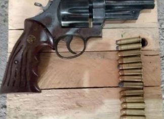 Roban un vehículo y los detienen en posesión de cartuchos y un arma de fuego