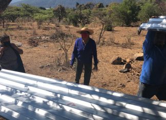 Entrega Palabra de mujer 140 láminas galvanizadas a vecina de Quiroga