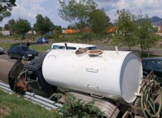 Pipa choca contra banda de contención y se voltea