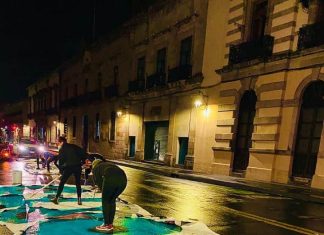 Feministas pintan «Aborto Legal» sobre el asfalto frente al Congreso del Estado de Michoacán