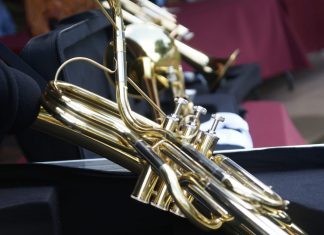 Dota Secum de instrumentos a orquesta juvenil de Santa Clara del Cobre