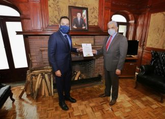 Entrega Carlos Herrera nombramiento a nuevo titular del IVEM