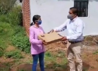 Recibe computadora alumna del CECyTEM plantel Capula