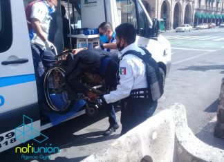 Paramédicos y Policía de Morelia Ayudan a Abuelito Enfermo En Centro Histórico