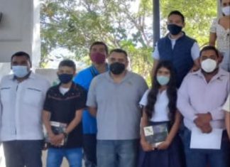 Estudiantes del CECyTEM de la región de Tierra Caliente se benefician con tabletas electrónicas