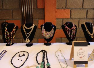 Abren estudiantes de Icatmi negocio de joyería artesanal