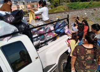 Jóvenes llevan cobijas y abrigos a cientos de familias