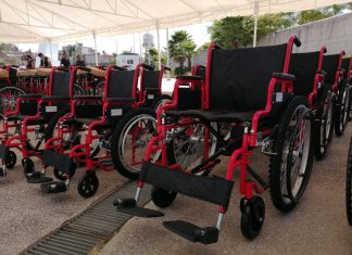 Donan sillas de ruedas a población vulnerable