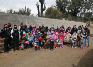 Entregan juguetes a niños de la comunidad de Las Trojes