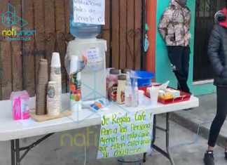 Familia Moreliana Regala Desayunos A Personas Que Esperan Rellenar tanques de Oxigeno