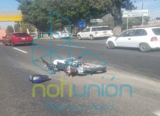 Automovilista avienta a un motociclista y se da a la fuga