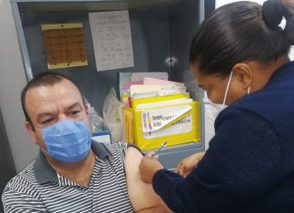Médico del CECyTEM, entre los primeros michoacanos que recibieron la vacuna contra el COVID-19