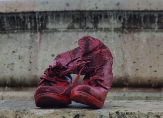 Morelia amanece con zapatillas rojas para exigir Justicia a nombre de Jessica Gonzalez