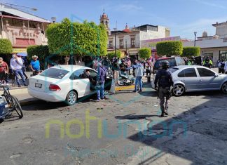 Accidente vehicular deja dos personas heridas frente a plaza San Juan