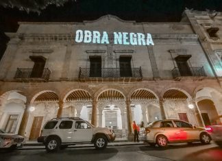 Proyectan palabra «Obra Negra» sobre el Teatro Matamoros como forma de protesta