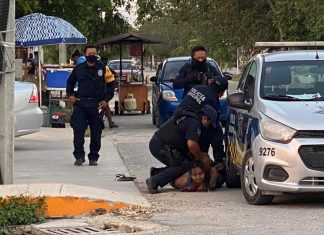 Policías detienen a una mujer, asfixiándola hasta causar su muerte