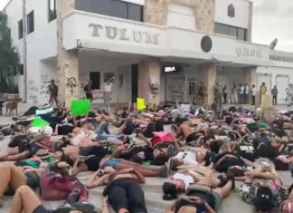 #Mujeres Realizan #Performance En Palacio Municipal de #Tulum