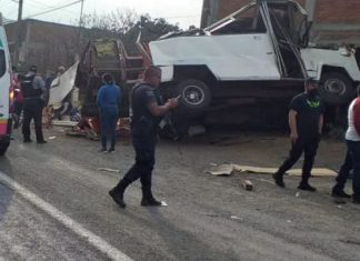 Camión de Volteo se queda sin frenos y le arrebata la vida a siete personas