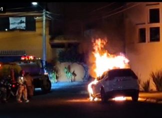 Se Incendia Camioneta De Lujo En La Colonia Las Tijeras