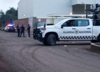 Un comando de presuntos sicarios atacó a un grupo de soldados en la carretera que une los poblados de Patamban y Ruiz Cortines…