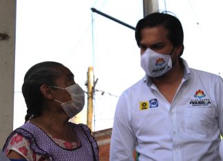 Rodeado de decenas de simpatizantes y una enérgica porra, Alex Ochoa se presenta en San Juan Benito Juárez