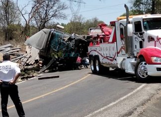 Camión choca contra un árbol en la carretera Morelia-Guadalajara, cerca de Chupicuaro, Michoacán