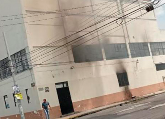 Enfrentamiento de maestros deja un hotel incendiado y seis personas heridas…