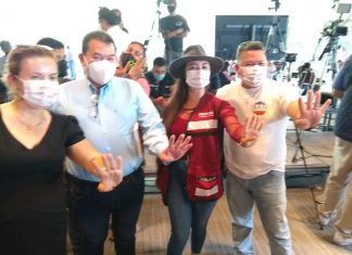 Le Piden Más Fotos A Viuda de Mireles Que A Dirigente Nacional de MORENA