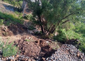 Derrumbes en salida Pátzcuaro afectan vías del tren