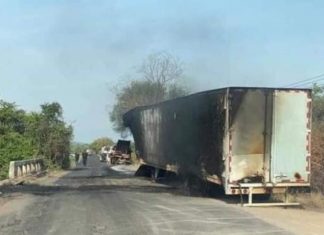 Queman tráiler en Aguililla para bloquear el acceso a la carretera