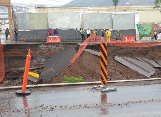 Se deslava carril de salida Mil cumbres, NO hay paso vehicular con dirección a plaza las Américas