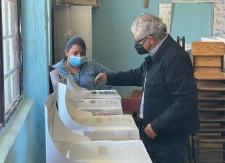 Carlos Maldonado acudió a votar en Zitácuaro