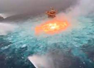 Incendio en plataforma de PEMEX lleva un muerto, heridos y varias personas desaparecidas.