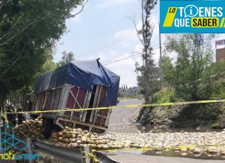 #Morelia Camión se Voltea y se le caen lo cocos en plena curva