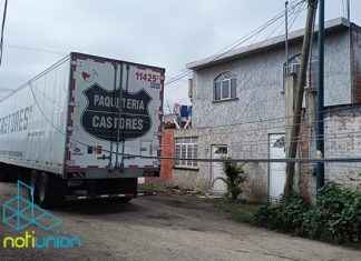 Tráiler se queda atorado y tumba cables con poste de luz en la Tres de Agosto