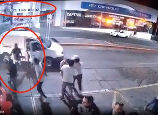 Video / Un grupo de hombres armados detonaron sus armas en contra de un grupo de personas al exterior de Cantina La 25