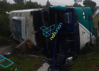 Se voltea camión con pasajeros en la carretera Morelia/Pátzcuaro