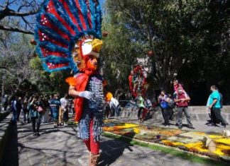 La calzada Fray Antonio de San Miguel se llena de color y música con tapetes florales de #Patamban