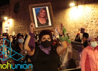Familiares de víctimas de feminicidios realizan marcha de luto en su memoria